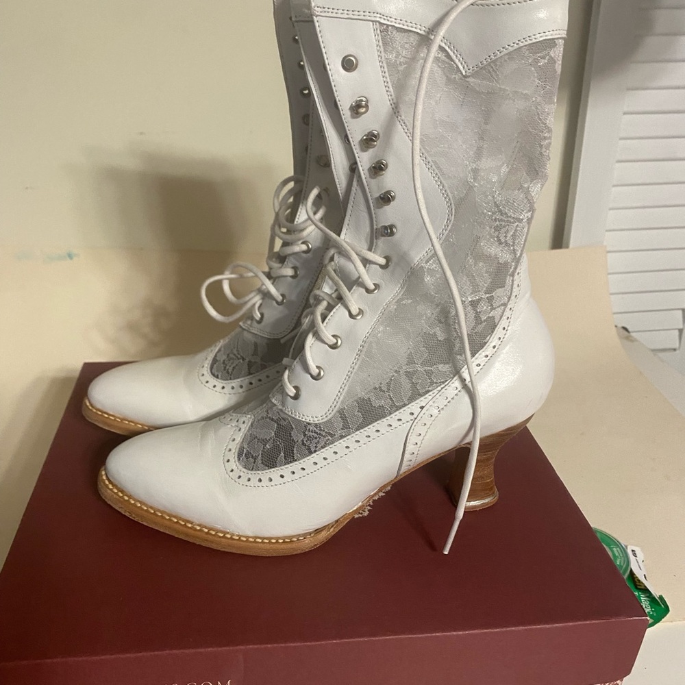 Vintage style, White, lace up boots